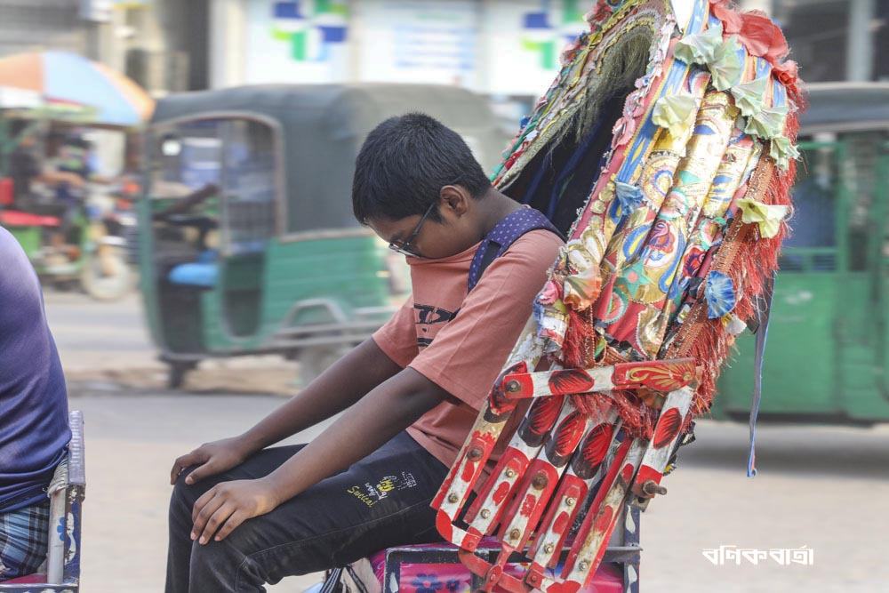 সড়কে ধুলায় মানুষের ভোগান্তি