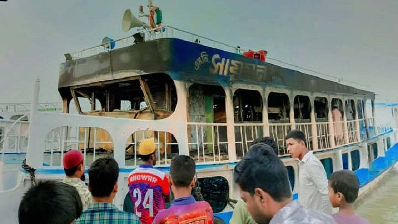 বরিশালে ঘাটে নোঙর করা লঞ্চে আগুন