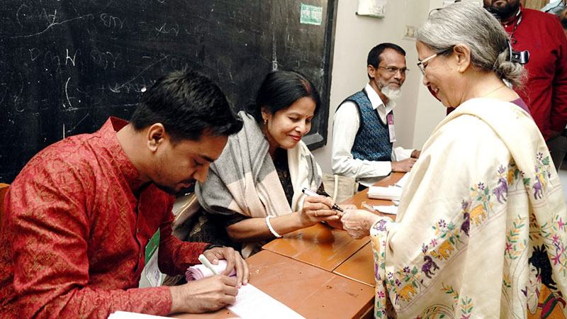 সরকারের সর্বাত্মক প্রচেষ্টায় স্বাধীনভাবে ভোট দিচ্ছেন ভোটাররা