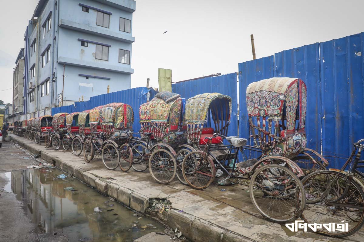 ফুটপাতে রিকশার অবৈধ গ্যারেজ