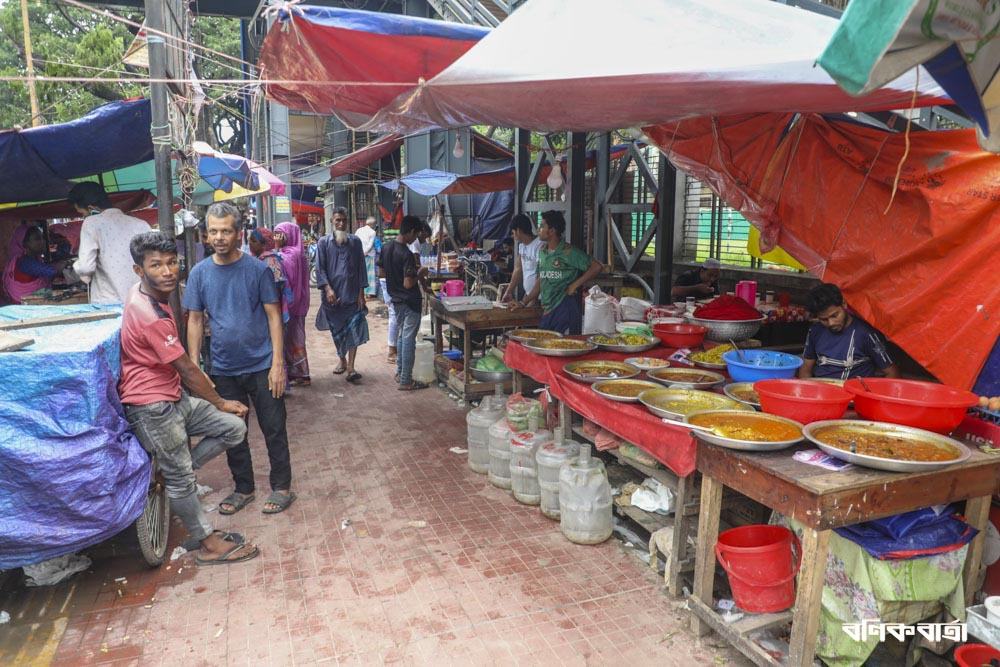 হাসপাতালের সামনের ফুটপাত দখল