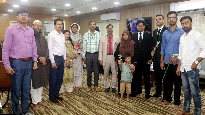 জুডিশিয়ারিতে সুপারিশপ্রাপ্ত ৫ শিক্ষার্থীকে গোবিপ্রবি উপাচার্যের ফুলেল শুভেচ্ছা