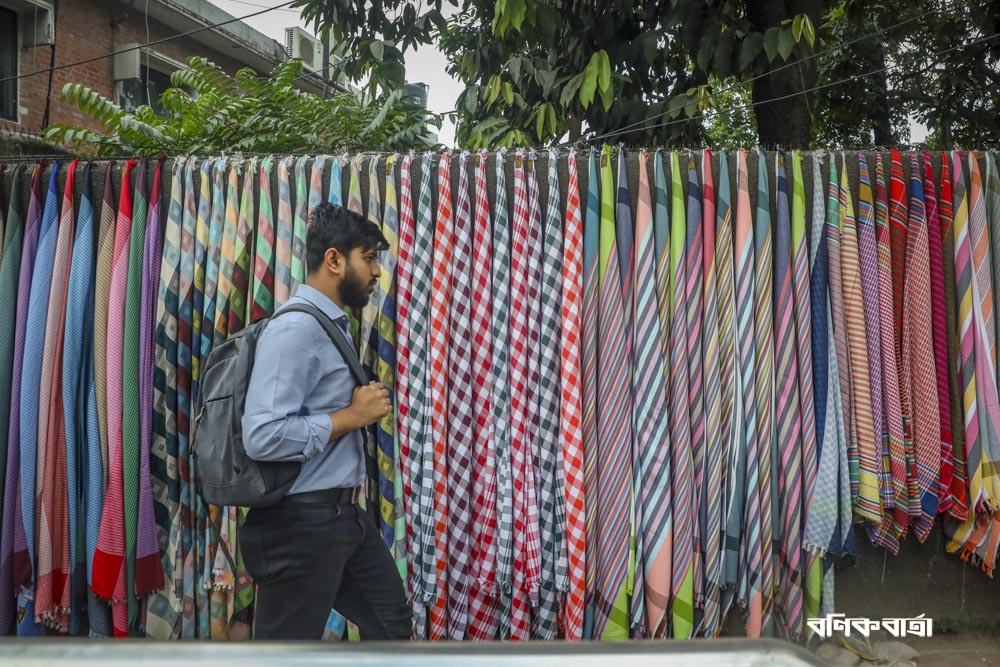 ফুটপাতে সারিবদ্ধ গামছার দোকান