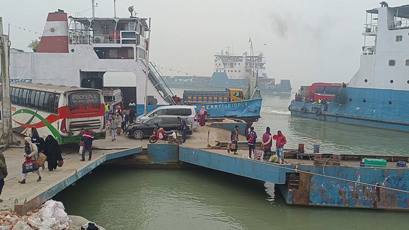 ৭ ঘণ্টা বন্ধ থাকার পর পাটুরিয়া-দৌলতদিয়া নৌরুটে ফেরি চলাচল স্বাভাবিক