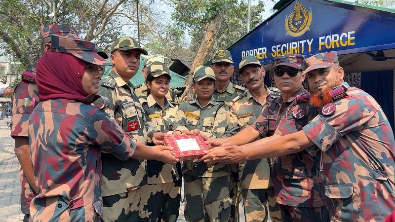 হিলি সীমান্তে বিএসএফকে মিষ্টি উপহার দিল বিজিবি