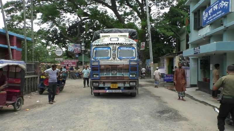 হিলি দিয়ে ৩৩ হাজার টন চাল আমদানির অনুমতি