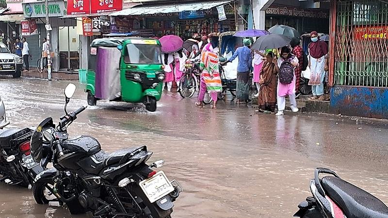 ঘূর্ণিঝড় ‘দানা’র প্রভাবে বরিশালে ব্যাপক বৃষ্টি, প্রস্তুত ৫৪১ আশ্রয়কেন্দ্র
