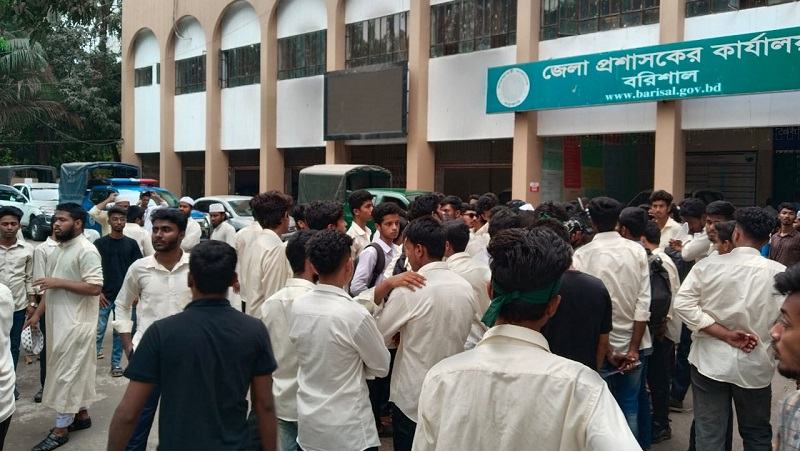 বরিশালে পলিটেকনিক শিক্ষার্থীদের বিক্ষোভ