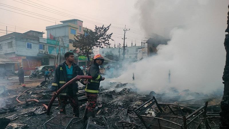 দীঘিনালায় মধ্যরাতে আগুন, পুড়ে ছাই ১৬টির বেশি দোকান