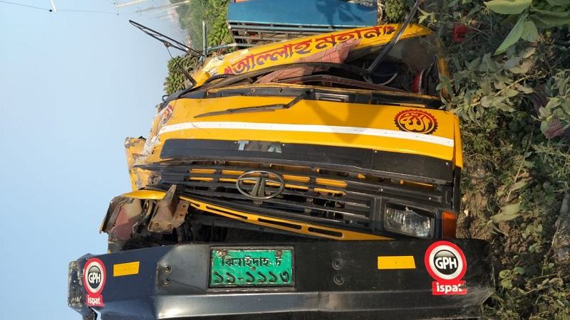 ব্রাহ্মণবাড়িয়ায় দুই ট্রাকের মুখোমুখি সংঘর্ষে নিহত ১