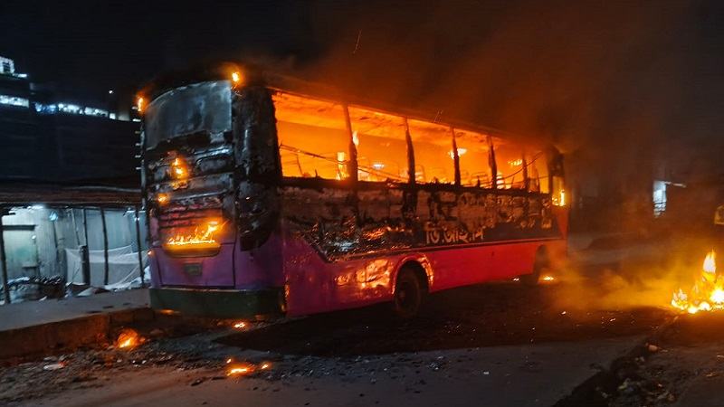 গাজীপুরে তিন বাসে আগুন