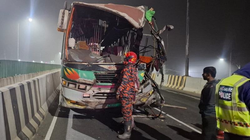 ঘন কুয়াশায় থেমে থাকা ট্রাকের পেছনে বাসের ধাক্কা, আহত ১০