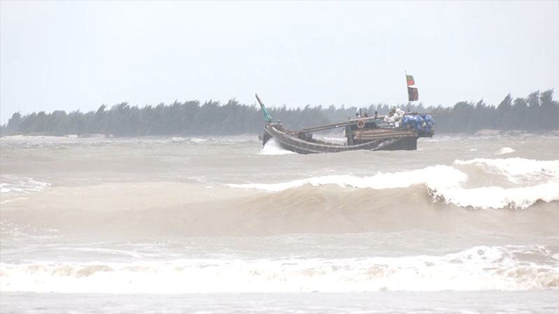 সোনাদিয়া চ্যানেলে ট্রলারডুবি, দুই জেলের মৃত্যু; নিখোঁজ আরো ২