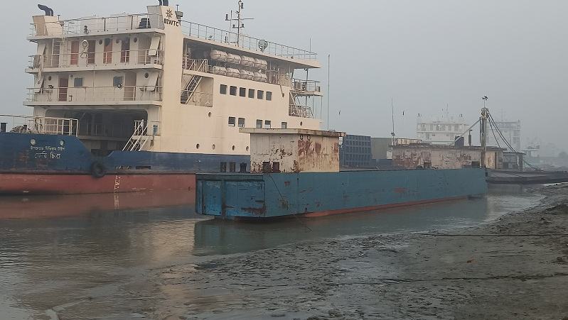 নাব্যতা সংকটে আরিচা-কাজিরহাট নৌরুটে ফেরি চলাচল বন্ধ