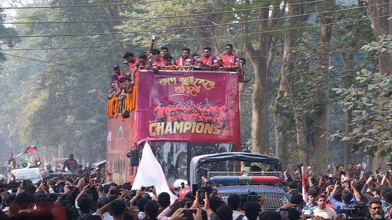 রাবিতে ছাদখোলা বাসে বিপিএলের ট্রফি নিয়ে শান্ত–মুশফিকরা, শিক্ষার্থীদের উল্লাস