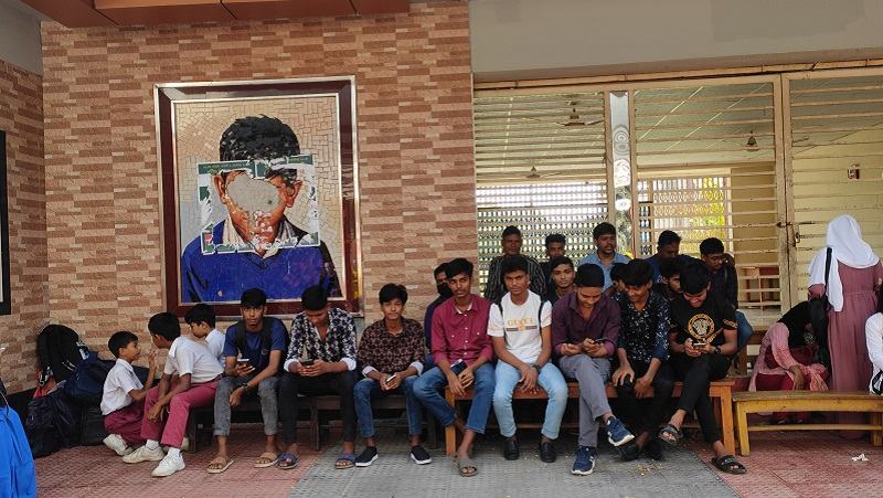 রেজিস্ট্রেশন না হওয়ায় শেখ রাসেল মডেল স্কুলে শিক্ষার্থীদের বিক্ষোভ, গেটে তালা