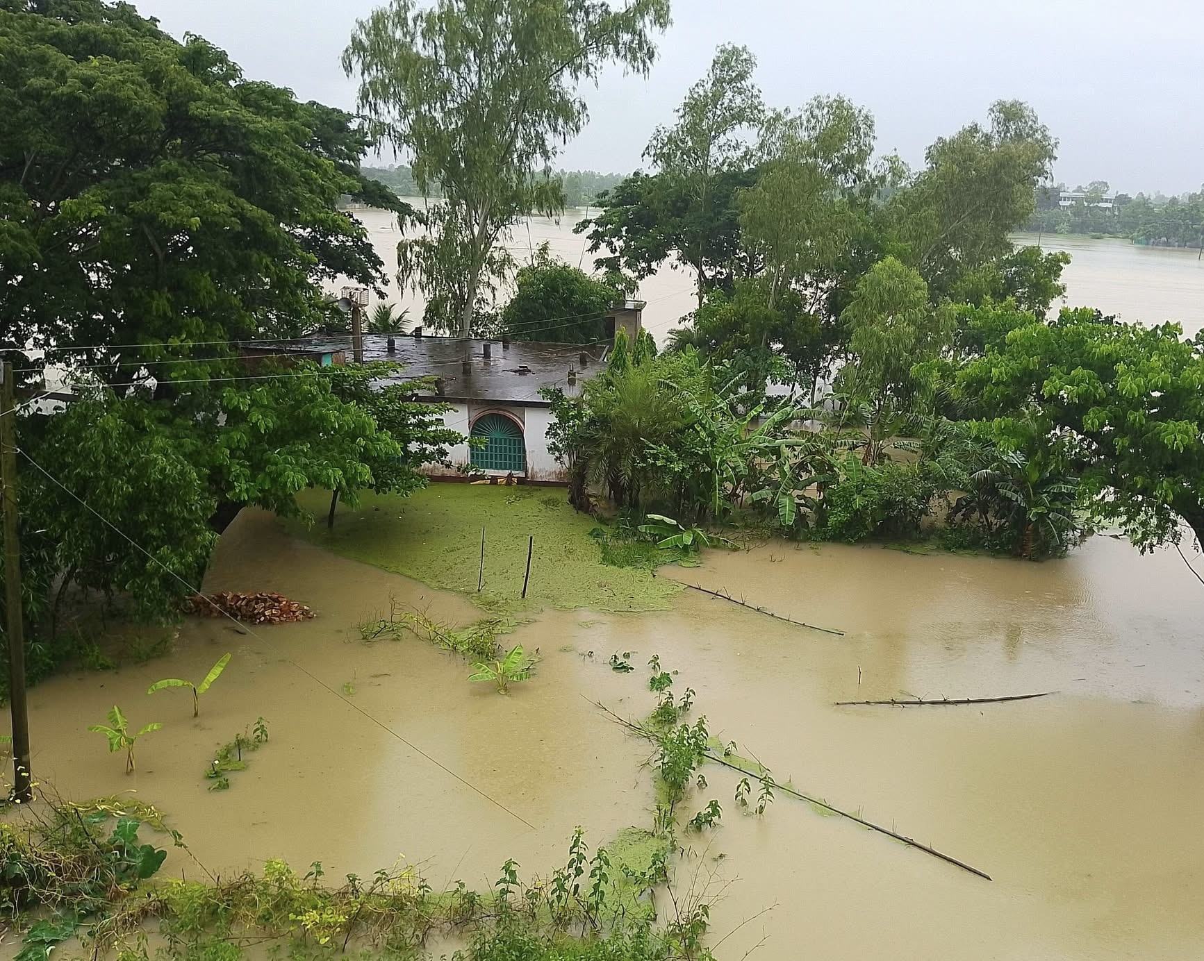 চট্টগ্রামে বন্যা পরিস্থিতির অবনতি, পানিতে আটকা বহু মানুষ