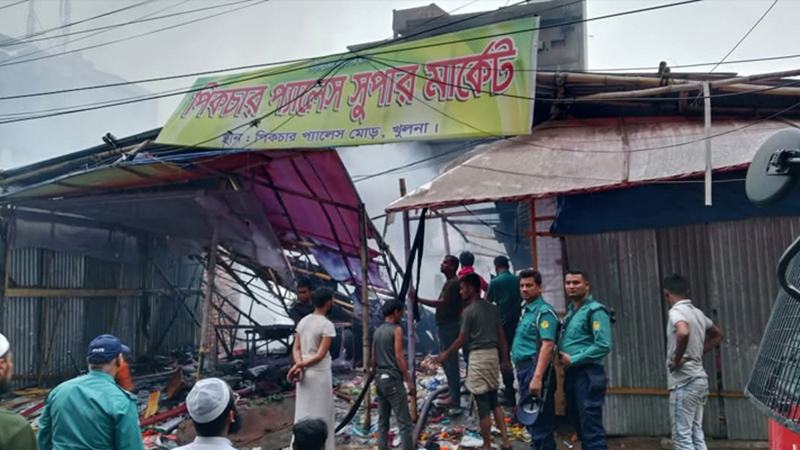 খুলনায় অস্থায়ী ঈদ মার্কেটের দোকান আগুনে পুড়ে গেছে