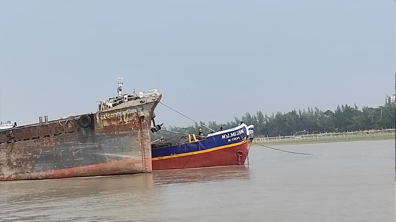মোংলায় দুই জাহাজের সংঘর্ষ, নিখোঁজ ১