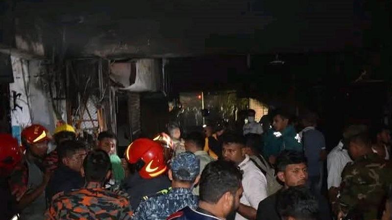 খুলনার বায়তুন নূর শপিং কমপ্লেক্সে আগুন, পুড়ল ১০ দোকান