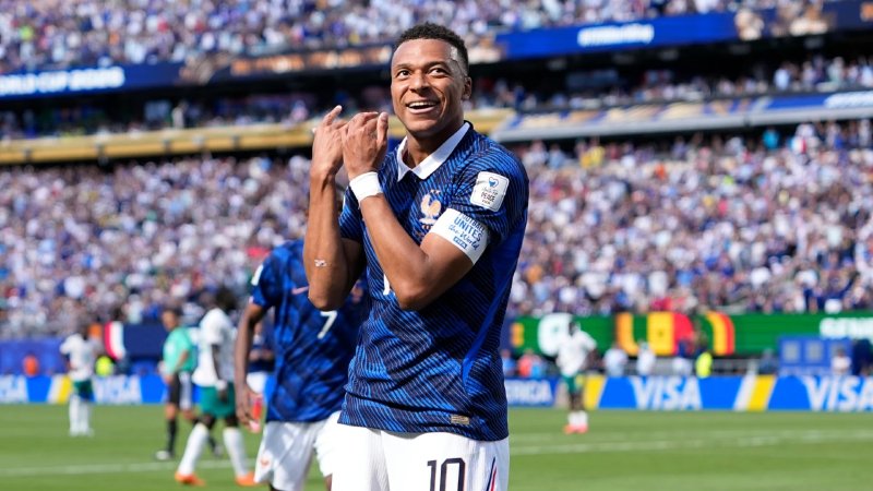 Kylian Mbappé sparks France with 2 goals in 3-1 win over Senegal at the World Cup