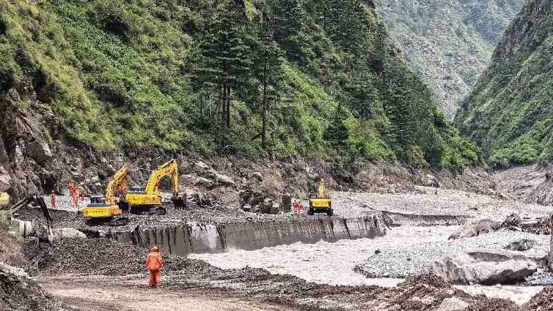 নেপাল-চীন সীমান্তে ভূমিধসে তৈরি হ্রদ উপচে নতুন আতঙ্ক, পাহাড়ে আশ্রয় নিচ্ছেন মানুষ