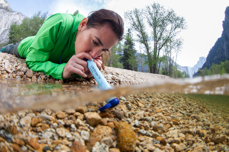 LifeStraw-Personal_Blue_Outdoors-Sipping-From-Lake-Close-Up_Yosemite_Barker_15