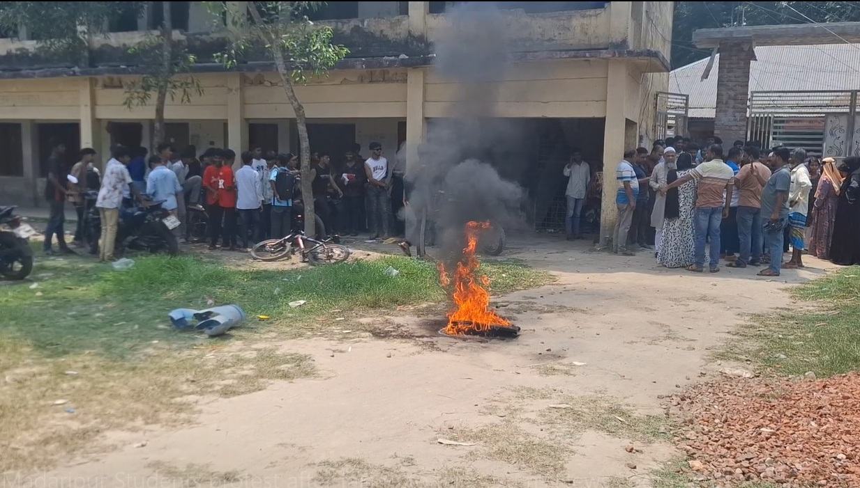 ফরম পূরণের টাকা দিয়েও এডমিট কার্ড না পাওয়ার অভিযোগ, প্রতিবাদে বিক্ষোভ