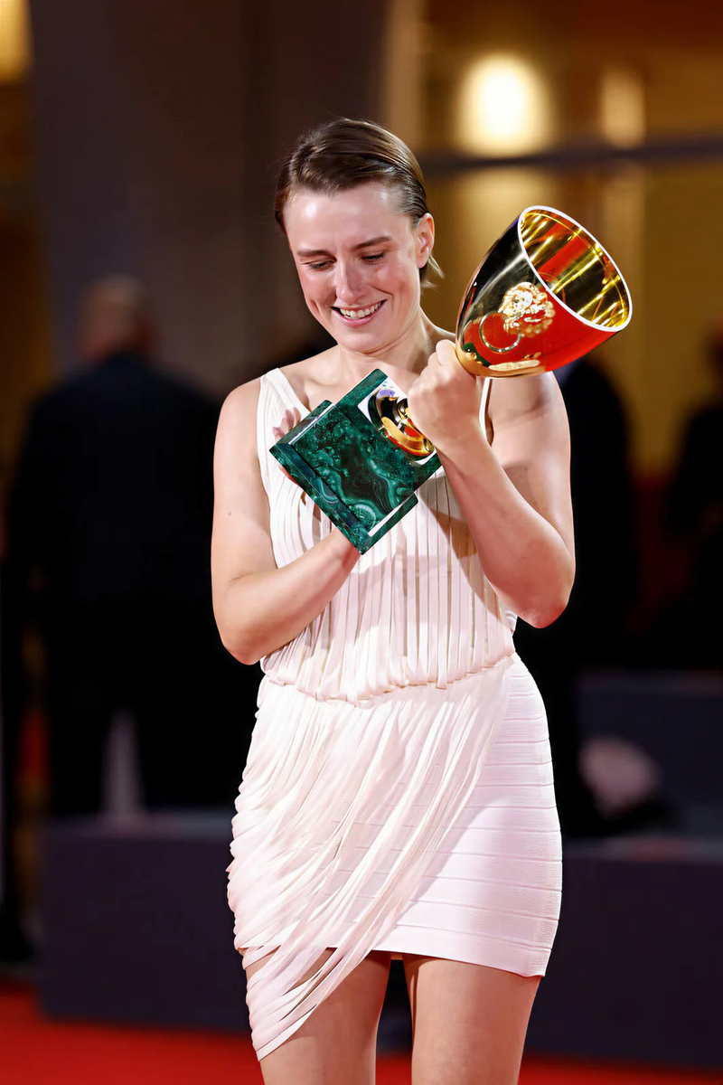 Mathilde-Arcel-Poses-With-Coppa-Volpi-At-Venice-Winners-Photocall-September-12-2026-5