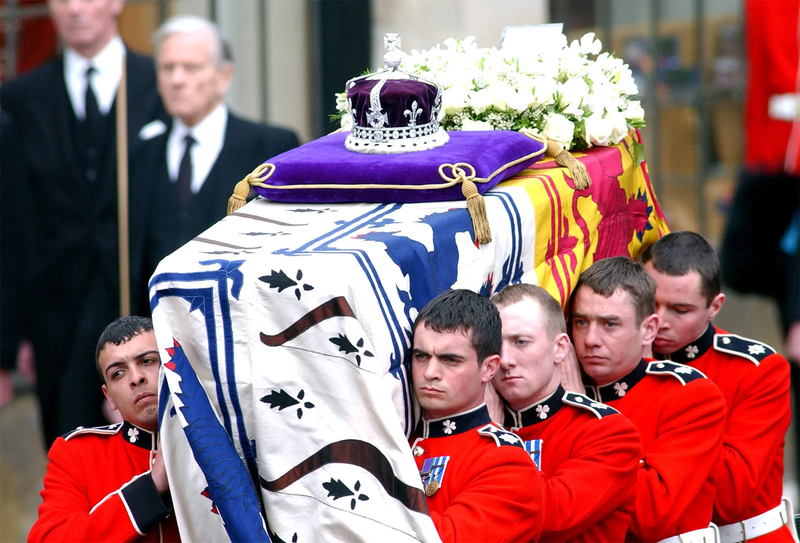 Mother-Crown-Elizabeth-Koh-i-noor-front-diamond-coffin-April-9-2002