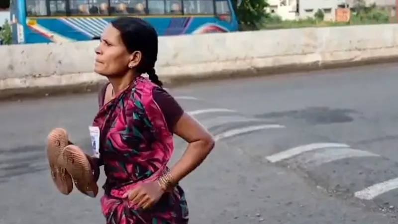 মেয়ের বই কেনার টাকা যোগাড় করতে খালি পায়েই দৌড় প্রতিযোগিতায় ভারতীয় এক মা