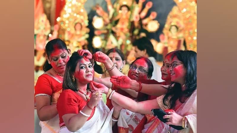 ভক্তদের জন্য মঙ্গলের আশীর্বাদ রেখে বিদায় নিচ্ছেন দেবী দুর্গা