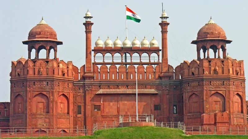 বায়ুদূষণে কালো হচ্ছে লাল কেল্লা