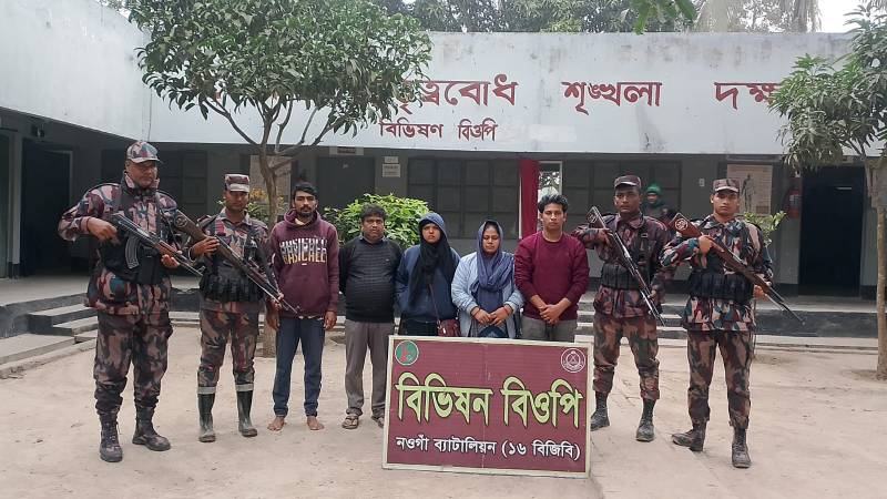 চাঁপাইনবাবগঞ্জ সীমান্তে নারীসহ ৫ জনকে পুশ-ইন