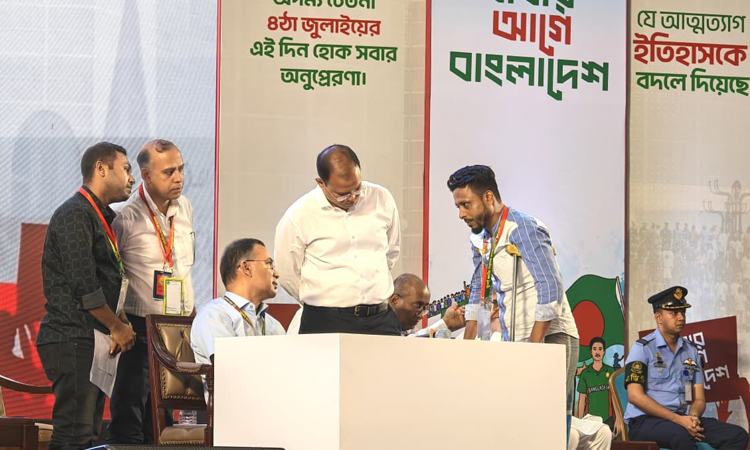 প্রধানমন্ত্রীকে কাছে পেয়ে আবেগাপ্লুত শহীদের স্বজনরা