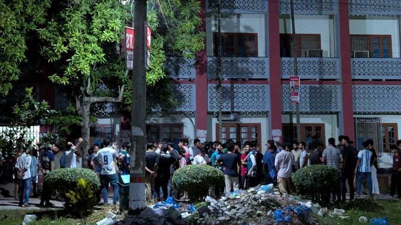 চেয়ারে বসা নিয়ে রাবির দুই বিভাগের দফায় দফায় সংঘর্ষ, আহত ৪