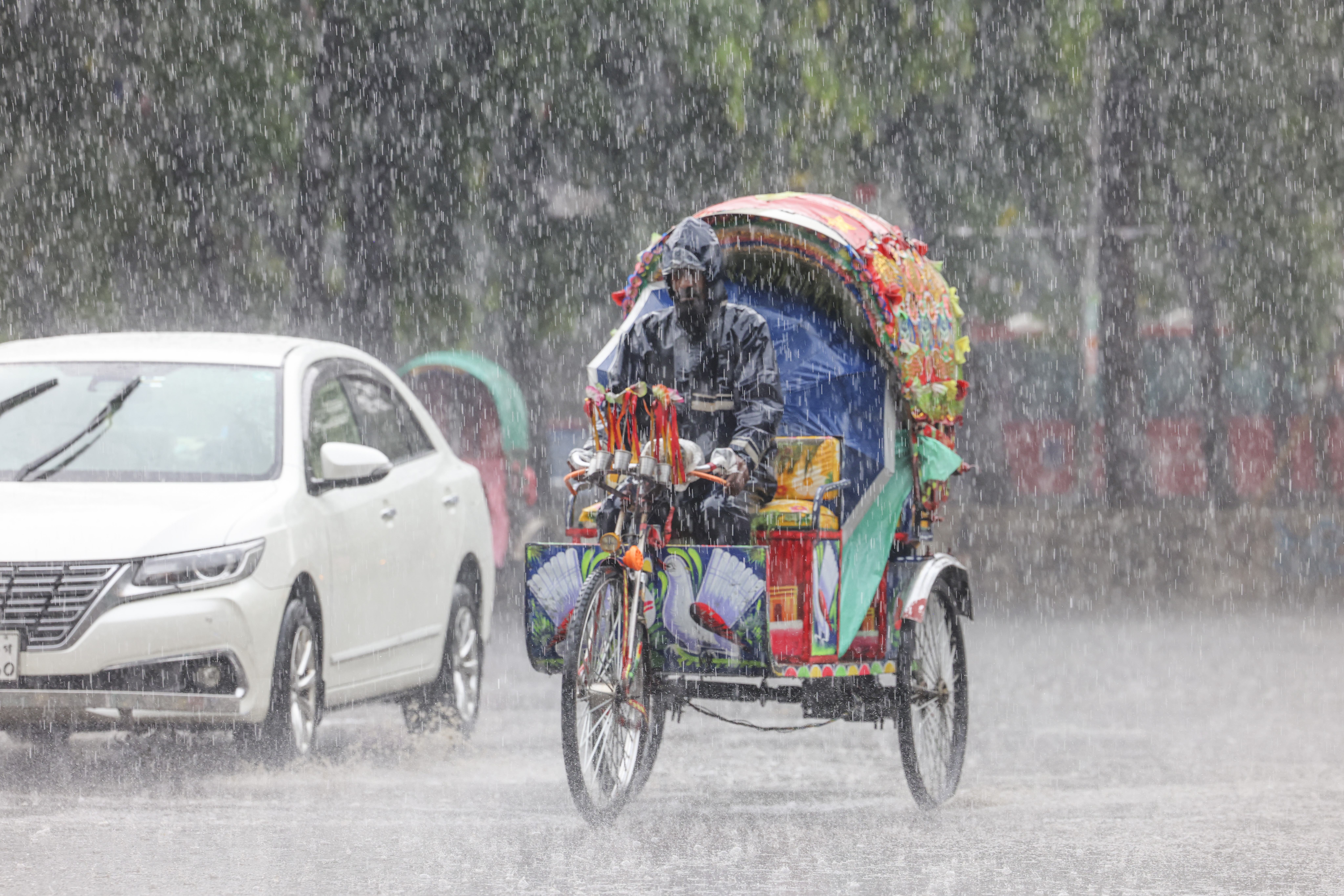 বৃষ্টিতে ভিজল ঢাকা