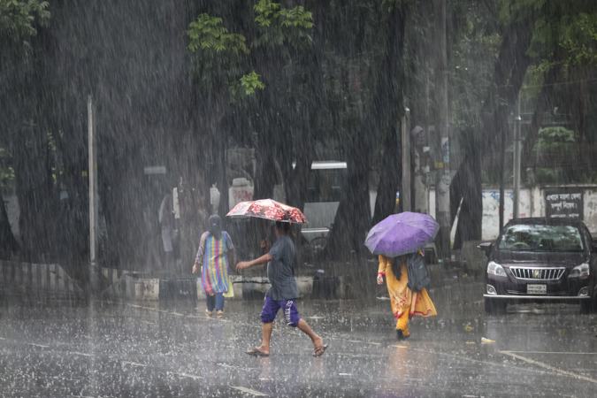 রাজধানীতে মুষলধারে বৃষ্টিতে স্বস্তি