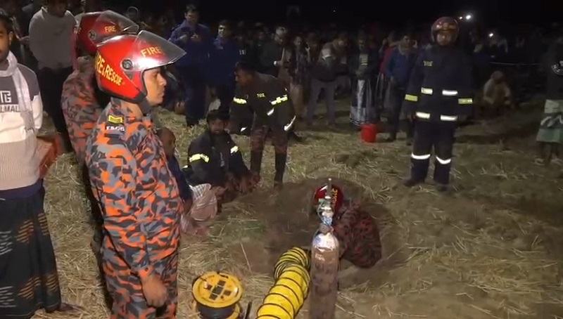 রাজশাহীতে ৩০ ফুট গভীর গর্তে পড়ল শিশু, ১০ ঘণ্টায়ও উদ্ধার হয়নি