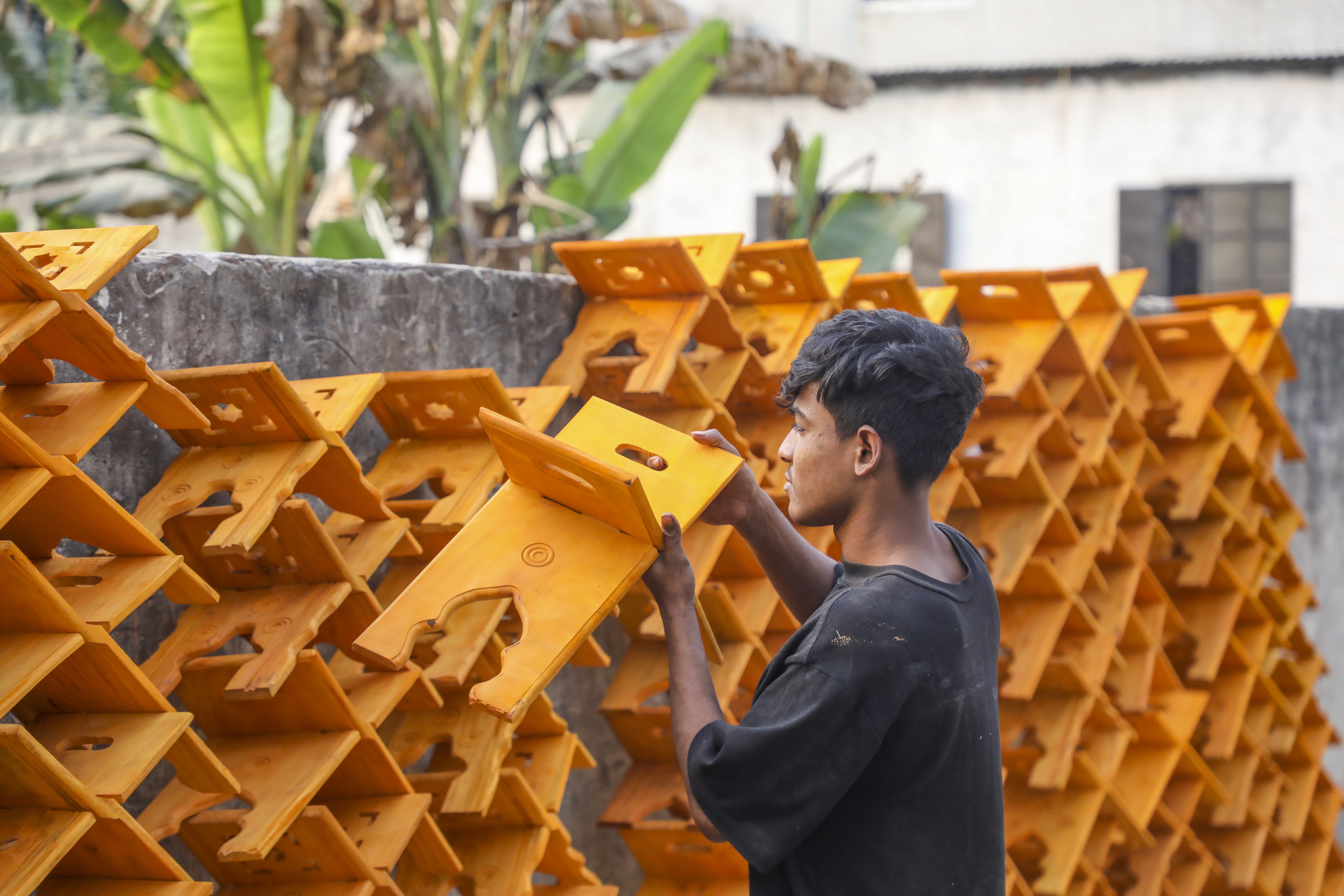 নিপুণ হাতে তৈরি হচ্ছে রিহাল