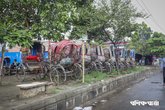 ফুটপাতে রিকশার অবৈধ গ্যারেজ