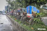 ফুটপাতে রিকশার অবৈধ গ্যারেজ
