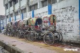 ফুটপাতে রিকশার অবৈধ গ্যারেজ