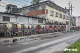 ফুটপাতে রিকশার অবৈধ গ্যারেজ