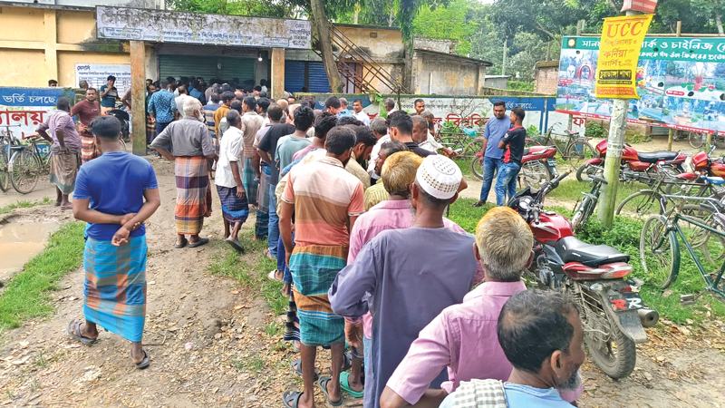 কাগজে পর্যাপ্ত, মাঠে সংকট সার নিয়ে কৃষকের ভোগান্তি