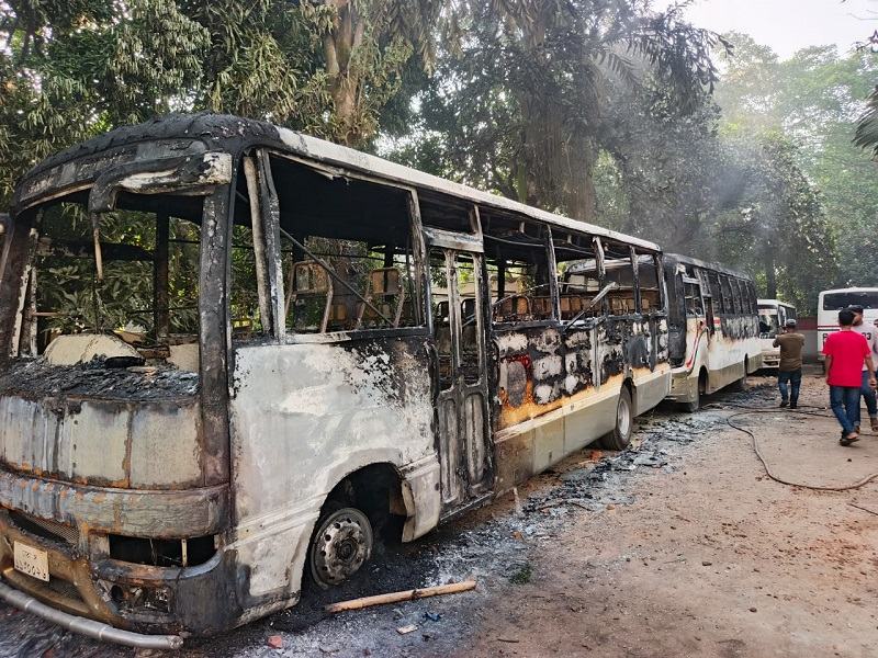 আশুলিয়ায় ড্যাফোডিল-সিটি ইউনিভার্সিটির শিক্ষার্থীদের সংঘর্ষ, বাসে আগুন