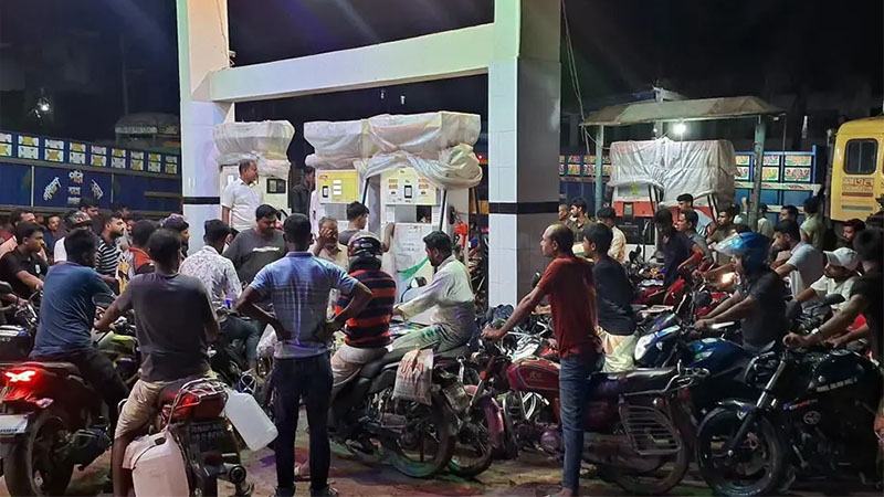 জ্বালানি সংকটের গুজবে ফিলিং স্টেশনগুলোতে ভিড়, কান না দেয়ার আহ্বান প্রশাসনের