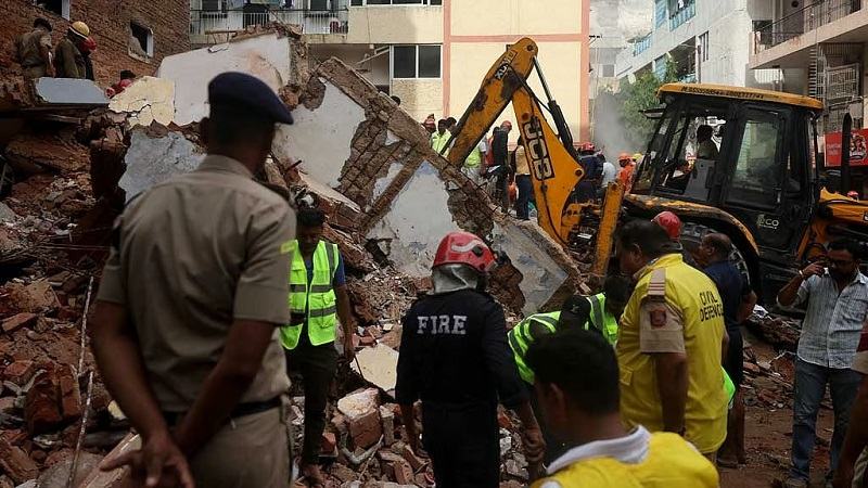দিল্লিতে ছাত্রাবাস ভবন ধসে নিহত ১, ধ্বংসস্তূপে বহু শিক্ষার্থী আটকা পড়ার আশঙ্কা