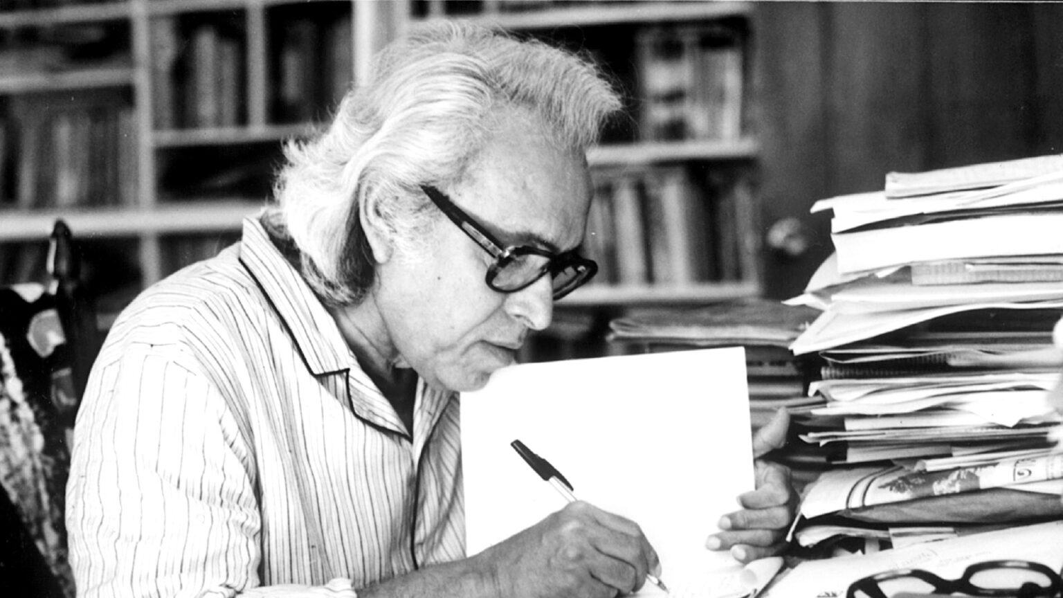 বিপ্লবের কবির গোপন প্রেম: নয়টি চিঠিতে শামসুর রাহমানের অন্য এক জীবন