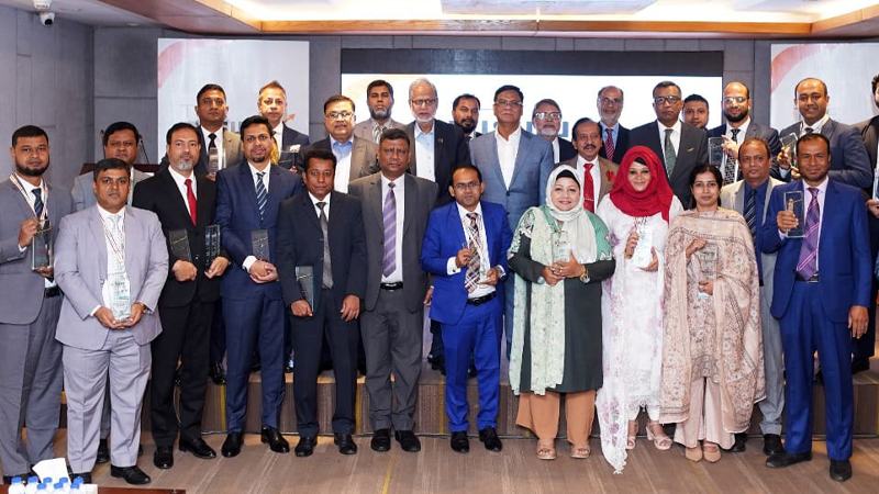 স্ট্যান্ডার্ড ইসলামী ব্যাংকের ‘দ্য রাইজিং স্ট্যান্ডার্ড’ সম্মাননা অনুষ্ঠিত, ২৫ জন কর্মকর্তাকে অ্যাওয়ার্ড প্রদান